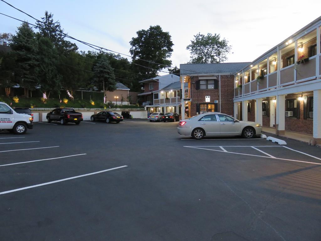 Central Motel Courtyard ホワイト・プレインズ エクステリア 写真