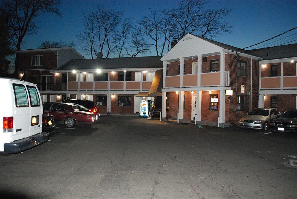 Central Motel Courtyard ホワイト・プレインズ エクステリア 写真