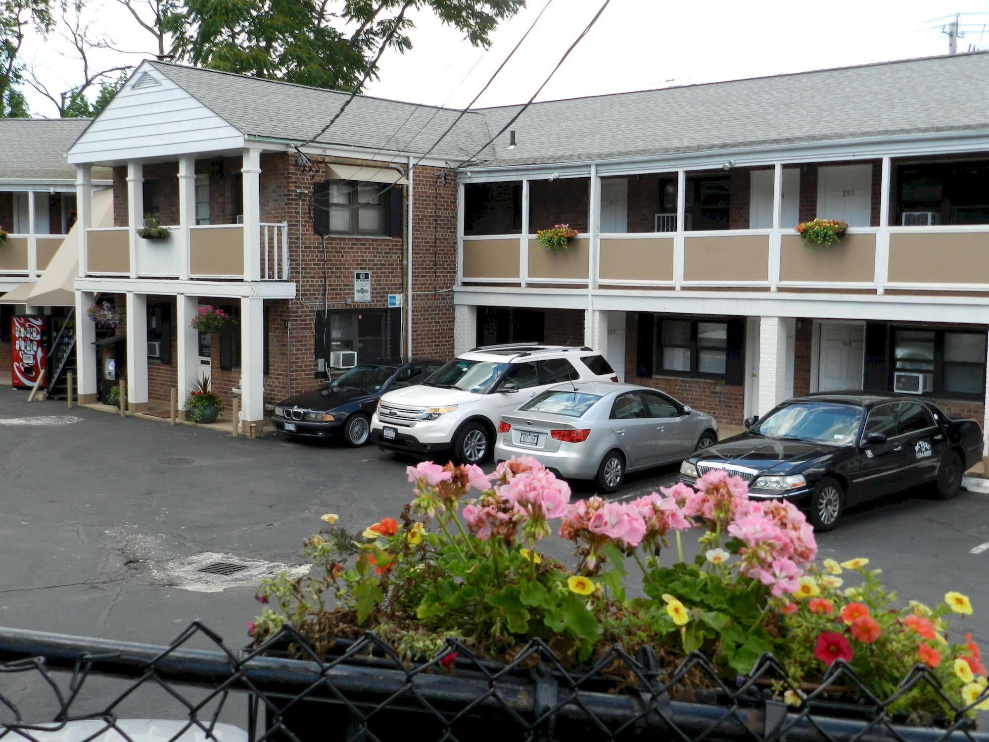 Central Motel Courtyard ホワイト・プレインズ エクステリア 写真