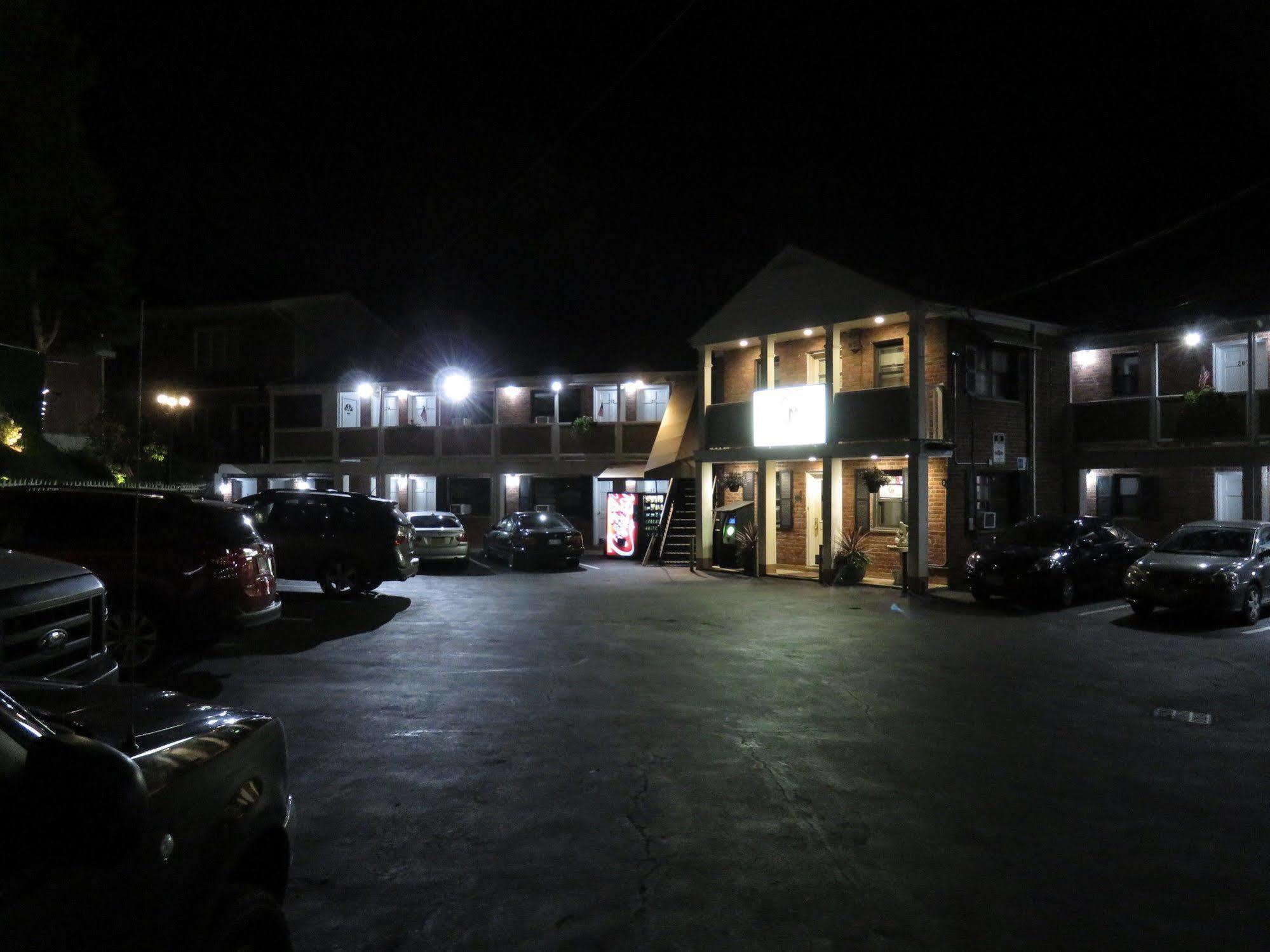 Central Motel Courtyard ホワイト・プレインズ エクステリア 写真