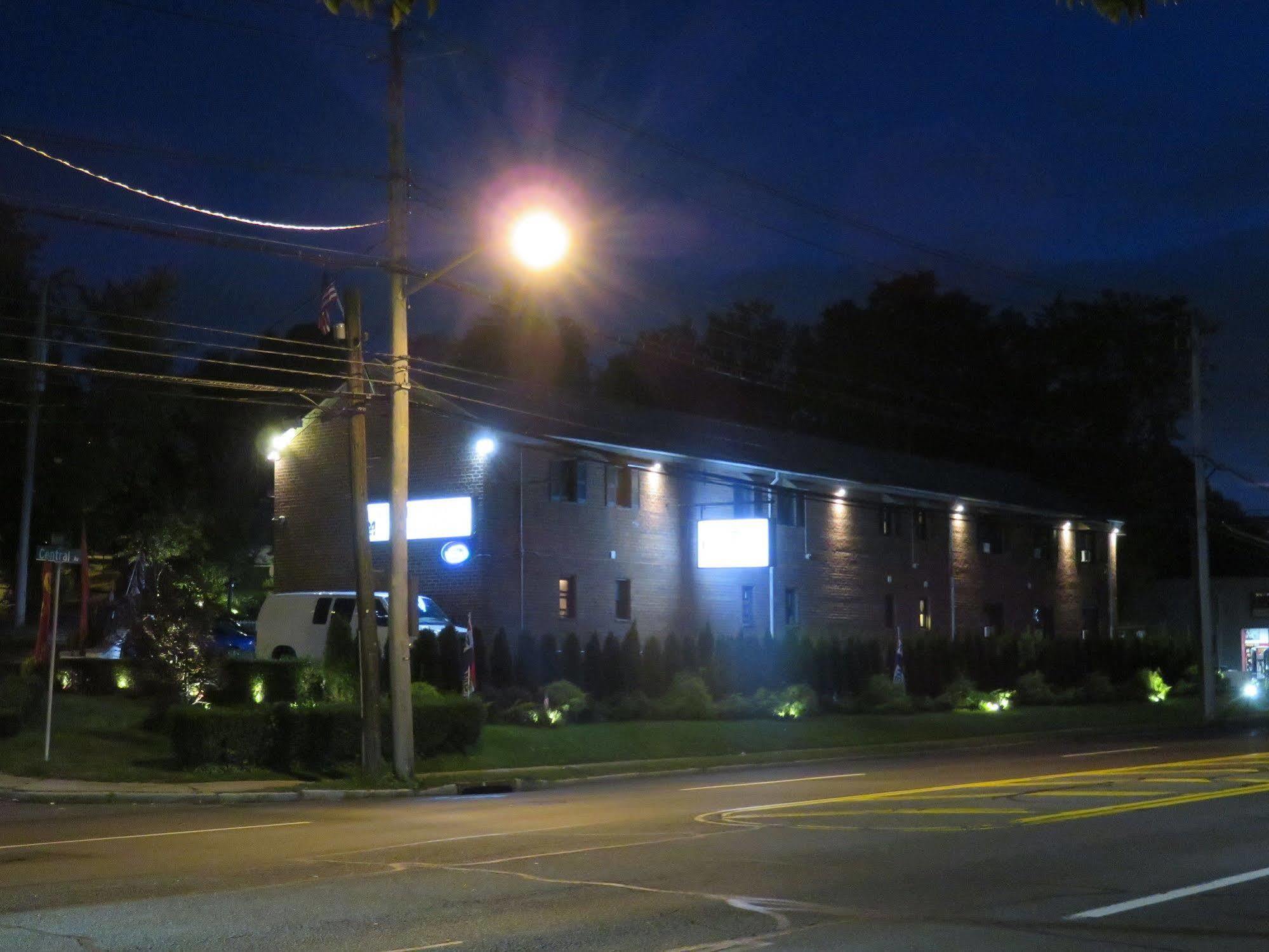 Central Motel Courtyard ホワイト・プレインズ エクステリア 写真