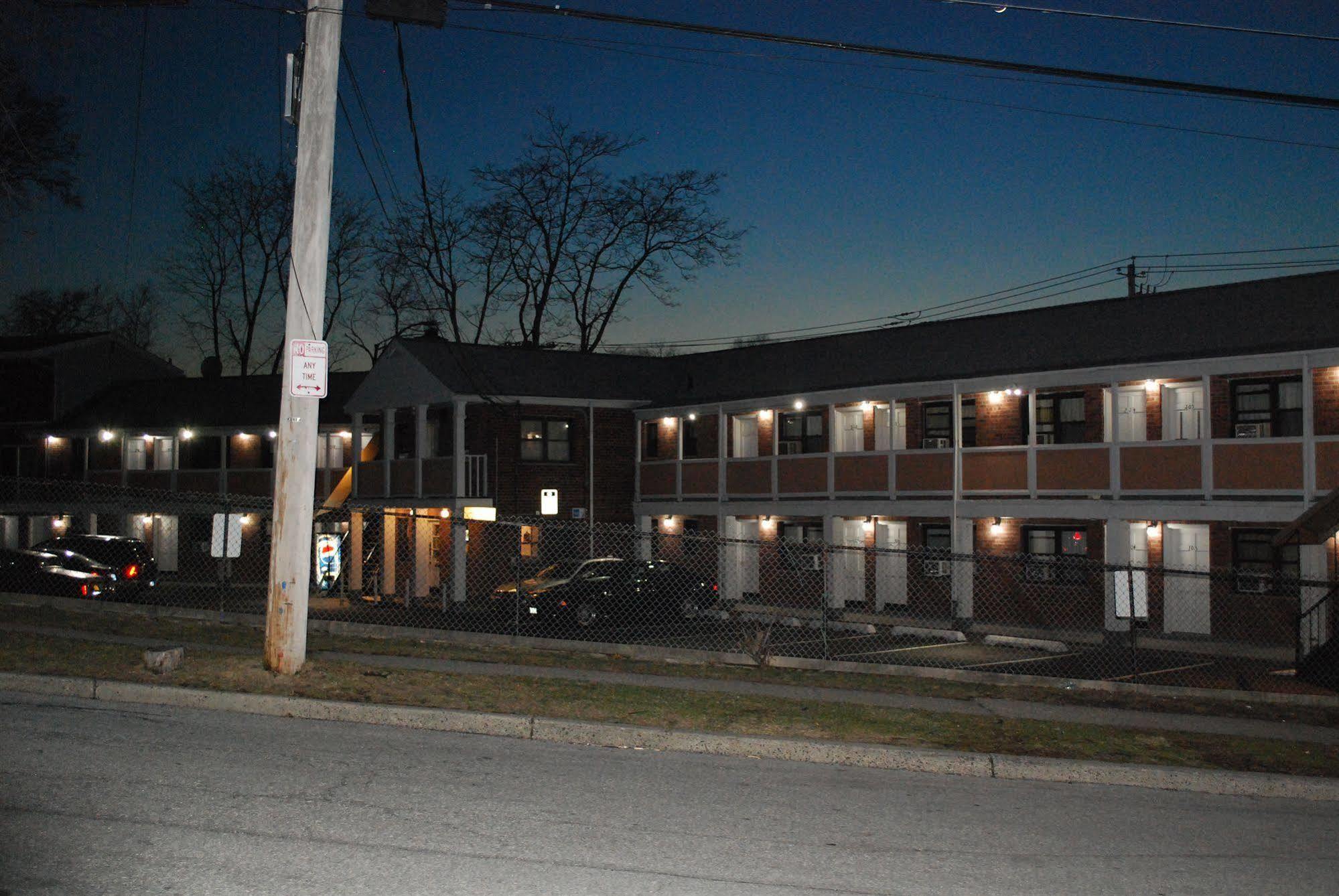 Central Motel Courtyard ホワイト・プレインズ エクステリア 写真