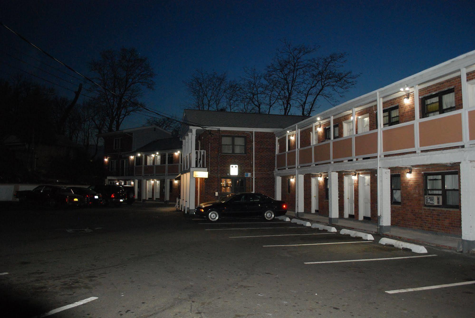 Central Motel Courtyard ホワイト・プレインズ エクステリア 写真