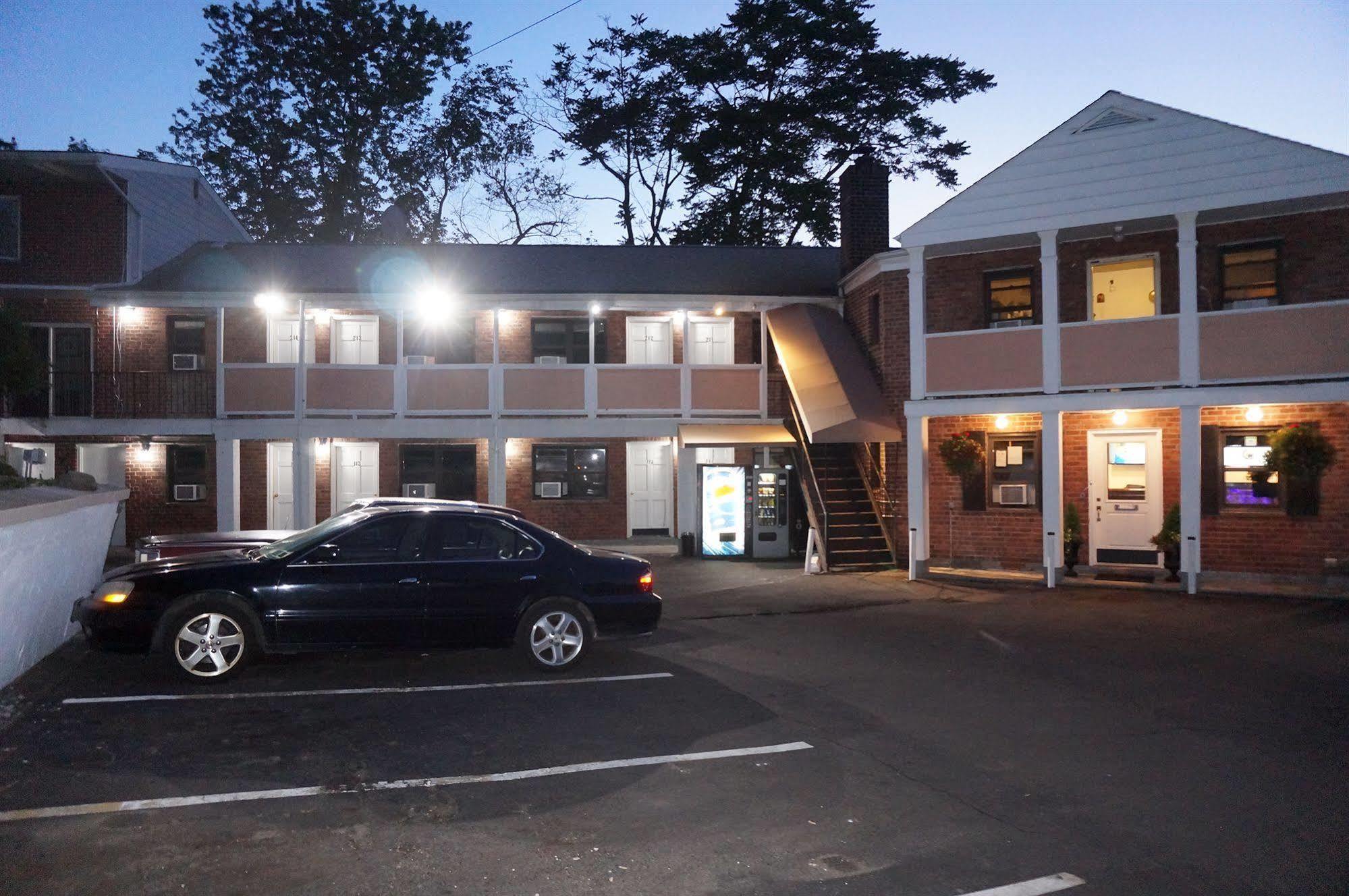Central Motel Courtyard ホワイト・プレインズ エクステリア 写真
