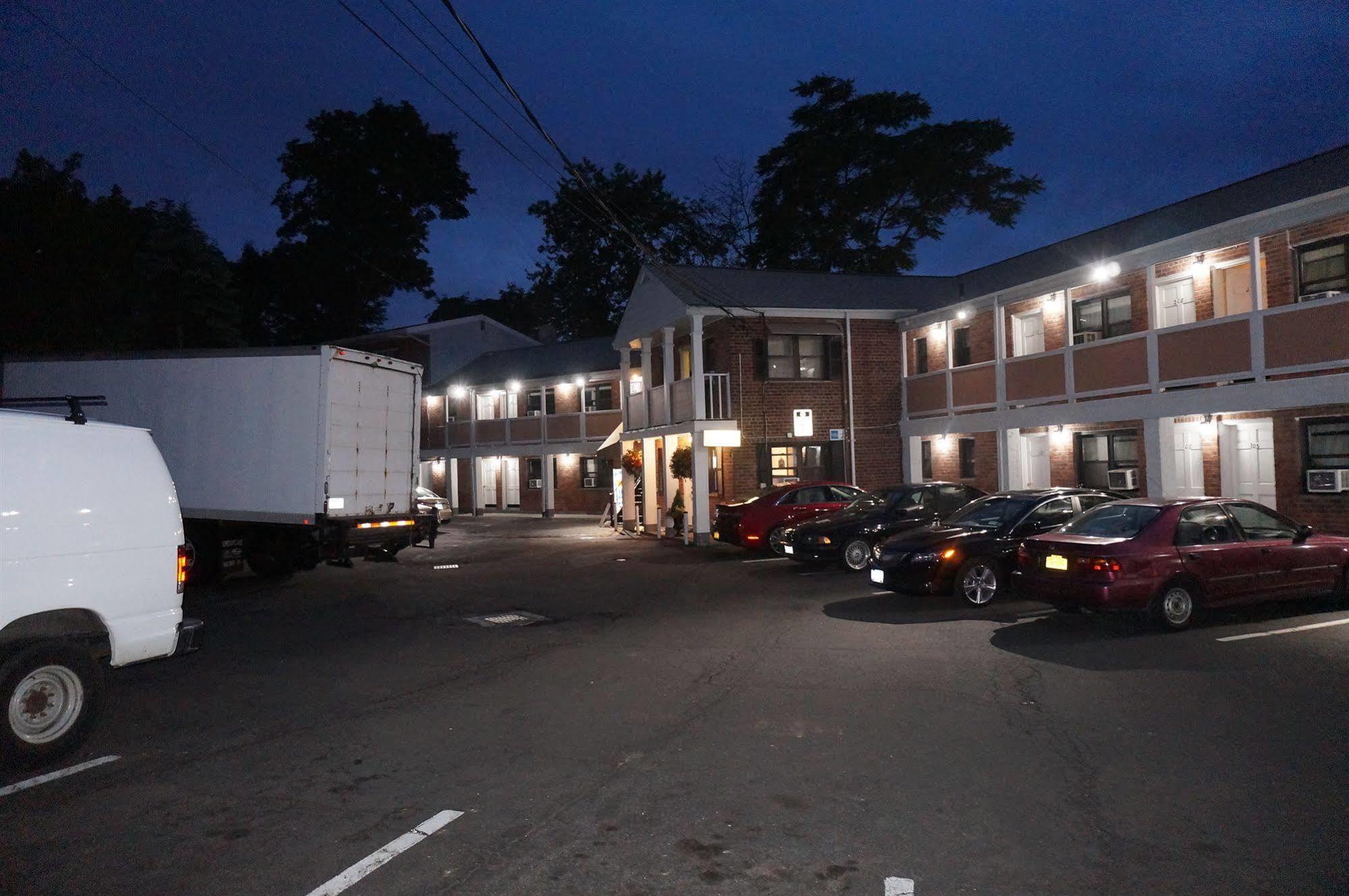 Central Motel Courtyard ホワイト・プレインズ エクステリア 写真